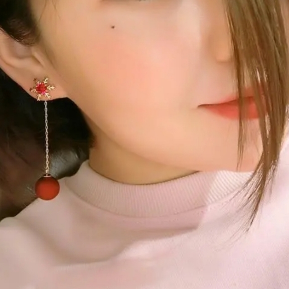 Gold plated red crystal pearl drop snowflake earrings with silver post - Picture 12 of 15